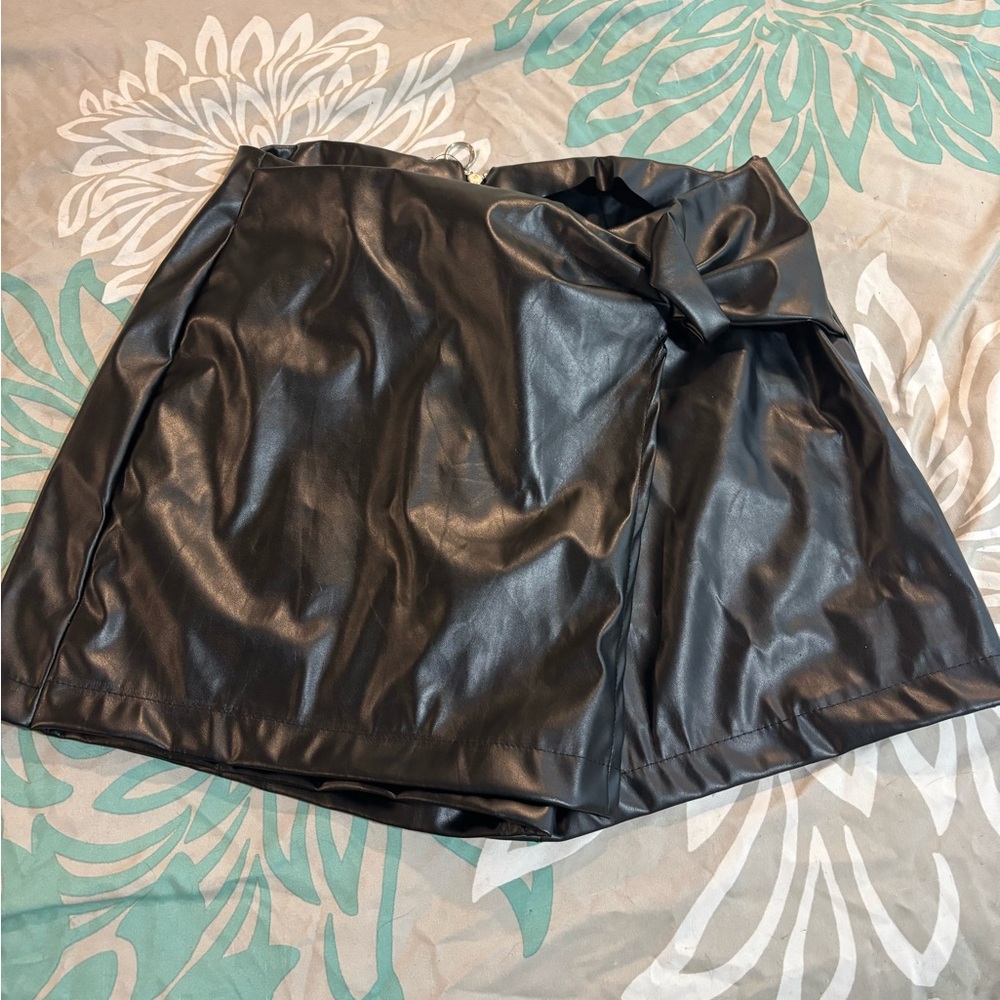 SHEIN Black Faux Leather Skort